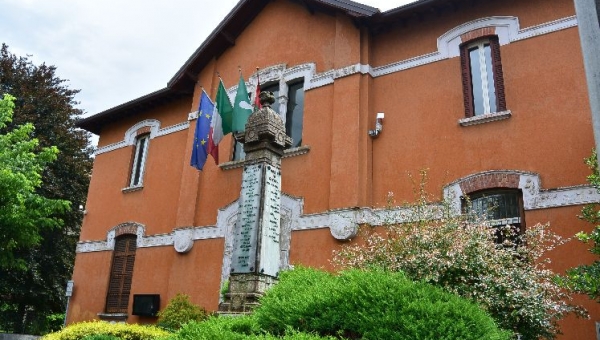 Il nuovo Municipio ed il ponticello